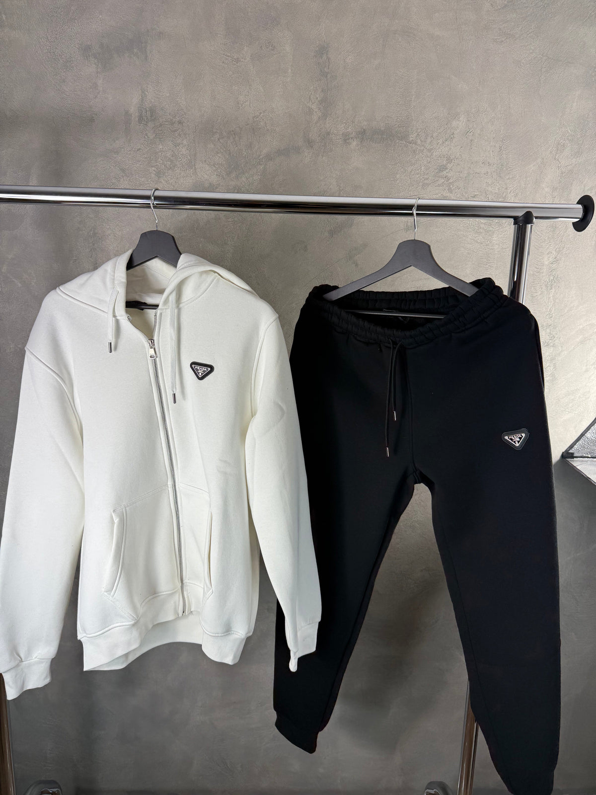 Herren – Prada Trainingsanzug in Schwarz-Weiß