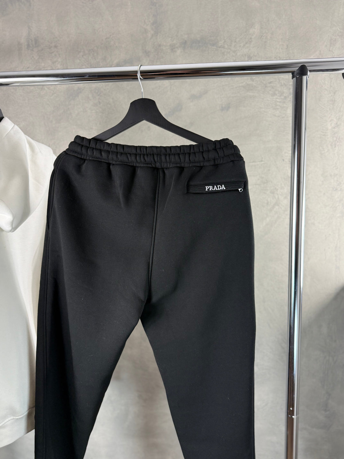 Herren – Prada Trainingsanzug in Schwarz-Weiß